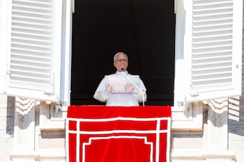 Ciudad del Vaticano, 11 oct (EFE).- El anuncio del papa León XIV de su próxima operación por un nódulo detectado en el pulmón tomó este domingo por sorpresa a católicos peruanos en la Plaza de San Pedro y que confían en su pronta recuperación para que pueda cumplir con la visita prevista a su país el próximo mes de noviembre. EFE/EPA/FABIO FRUSTACI