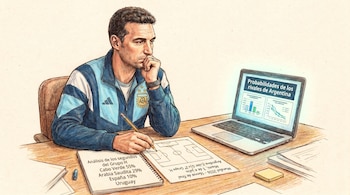 Lionel Scaloni con una campera de Argentina y tres estrellas en el escudo. En una mesa hay una laptop, cuadernos, un lápiz, papeles y notas adhesivas.