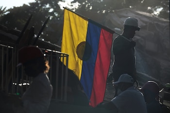 Ante la emergencia de más de 273 personas muertas, 3 mil 824 heridas y 377 desaparecidas, el gobierno colombiano mantiene restricciones para las brigadas extranjeras. (AP Foto/Iván Valencia)