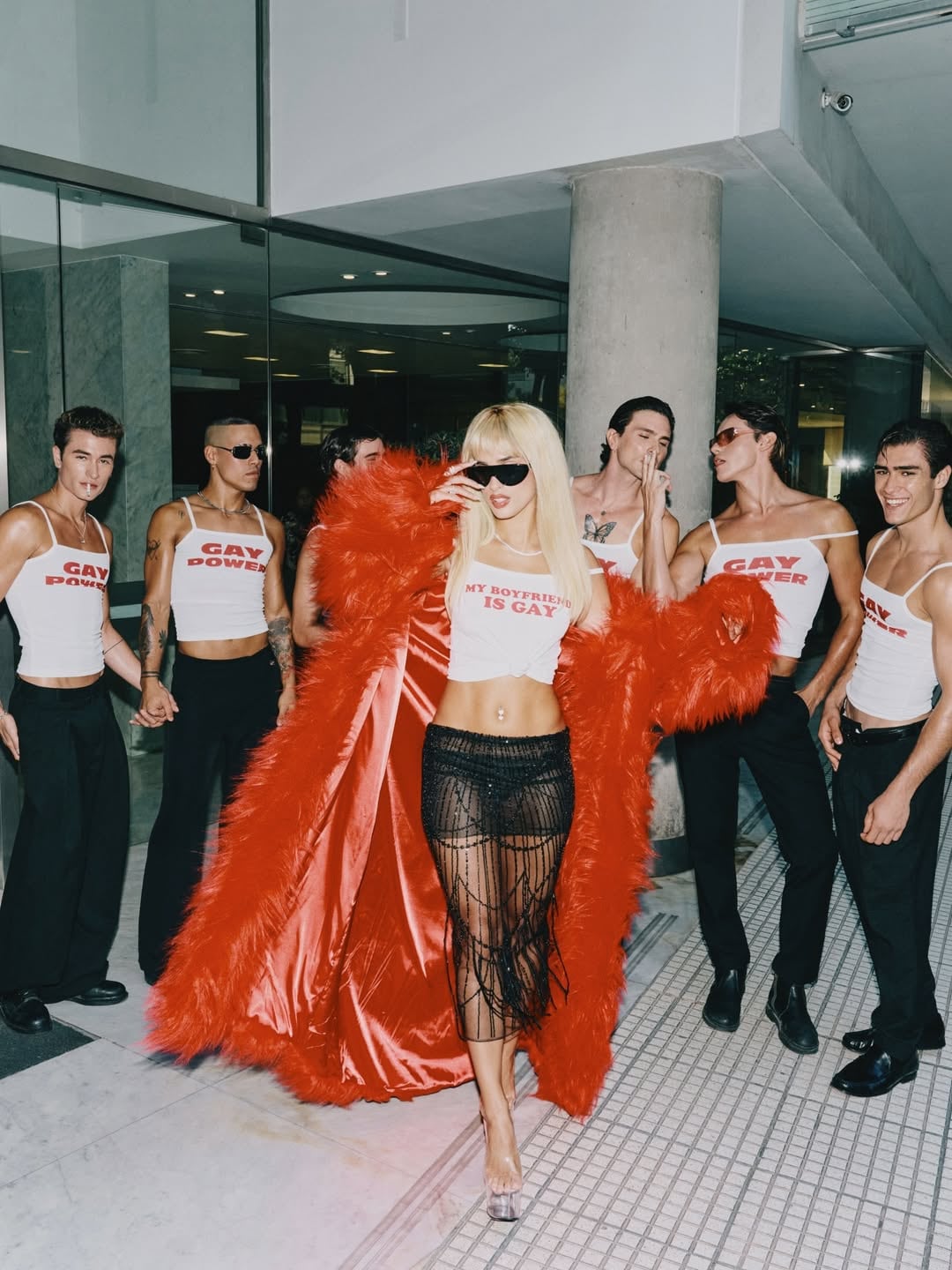Julieta Poggio también deslumbró con un abrigo rojo intenso y una camiseta con la frase 'MY BOYFRIEND IS GAY', acompañado de estilismos inspirados en la diva (Instagram)