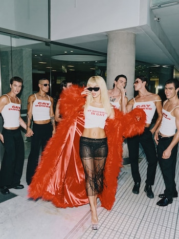 La sensual sesión de fotos de Julieta Poggio homenajeando a Susana Giménez