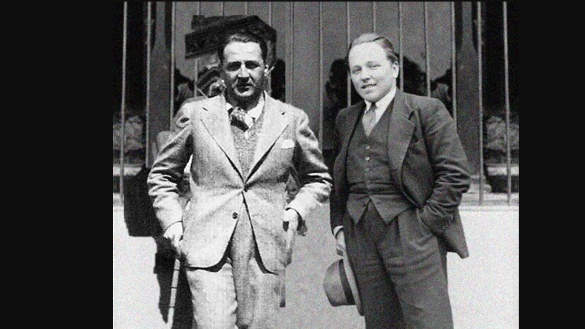 La carrera académica de Raúl Porras comenzó en la Universidad de San Marcos, donde se destacó por su compromiso con la educación. A pesar de sus responsabilidades laborales, brilló como intelectual. Acá al lado de Víctor Raúl Haya de la Torre. (UNMSM)