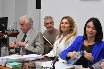 Pachelo junto a sus abogados