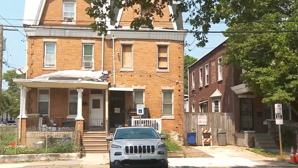 La vivienda del 400 de West Chew Avenue permanece bajo custodia policial; las autoridades planean un nuevo allanamiento a fines de septiembre (NBC10 Filadelfia)