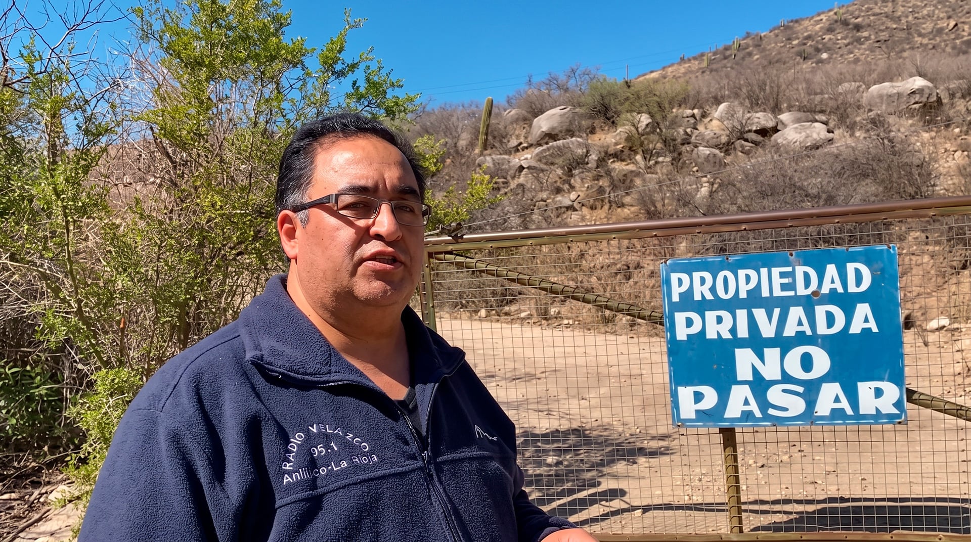Para acceder a la cabaña, que está en la cima del cerro, el periodista y youtuber Sergio Alaniz tuvo que traspasar tres portones