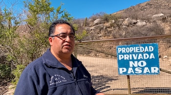 Para acceder a la cabaña, que está en la cima del cerro, el periodista y youtuber Sergio Alaniz tuvo que traspasar tres portones
