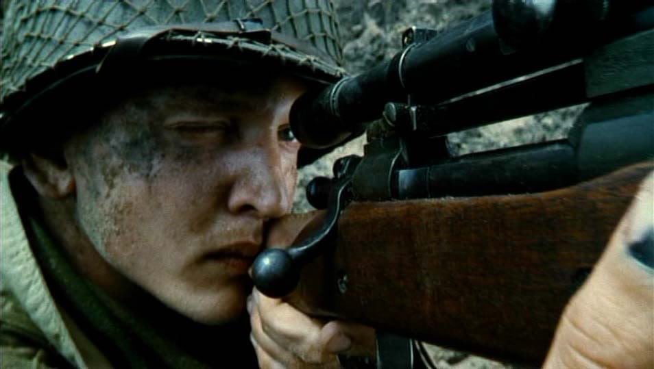 El francotirador Jackson utiliza un fusil Springfield 1903 y solo empuña un M1 Garand en la escena del radar