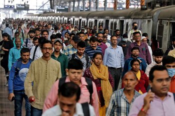 pasajeros caminan por un andén
