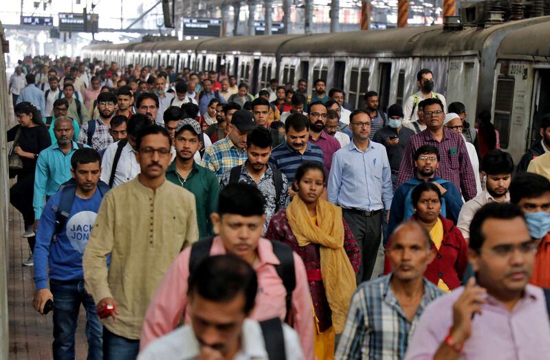 Pasajeros caminan por un andén después de descender de un tren suburbano en una estación de ferrocarril en Mumbai, India, el 21 de enero de 2023. REUTERS/Niharika Kulkarni