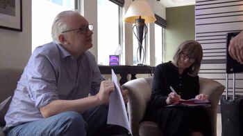 Julian Assange (izq.) tras su