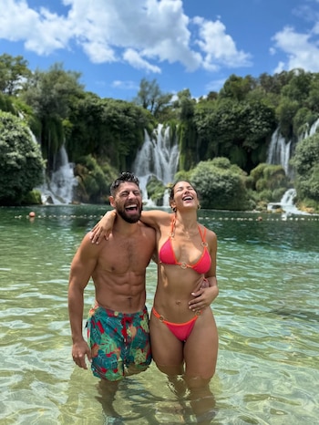 La pareja, integrada por el creador de contenido colombiano y la presentadora ecuatoriana, comparte su día a día y proyectos en redes sociales - crédito @betamejia/ Instagram