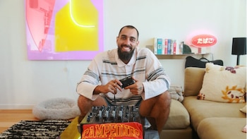 Borja Iglesias sube a Wallapop su camiseta de celebración del Mundial, una cámara y su mesa de DJ