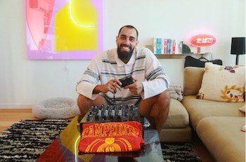 24/09/2026 Fútbol.- Borja Iglesias sube a Wallapop su camiseta de celebración del Mundial, una cámara y su mesa de DJ.
El delantero del RC Celta campeón del mundo de fútbol Borja Iglesias, se ha convertido este jueves en embajador de la nueva campaña de Wallapop 'Vendedores' para acercar a los usuarios de la plataforma un trocito de su personalidad tanto dentro como fuera del terreno de juego, y ha puesto en venta su camiseta de celebración, una cámara y su mesa de DJ.
DEPORTES
WALLAPOP