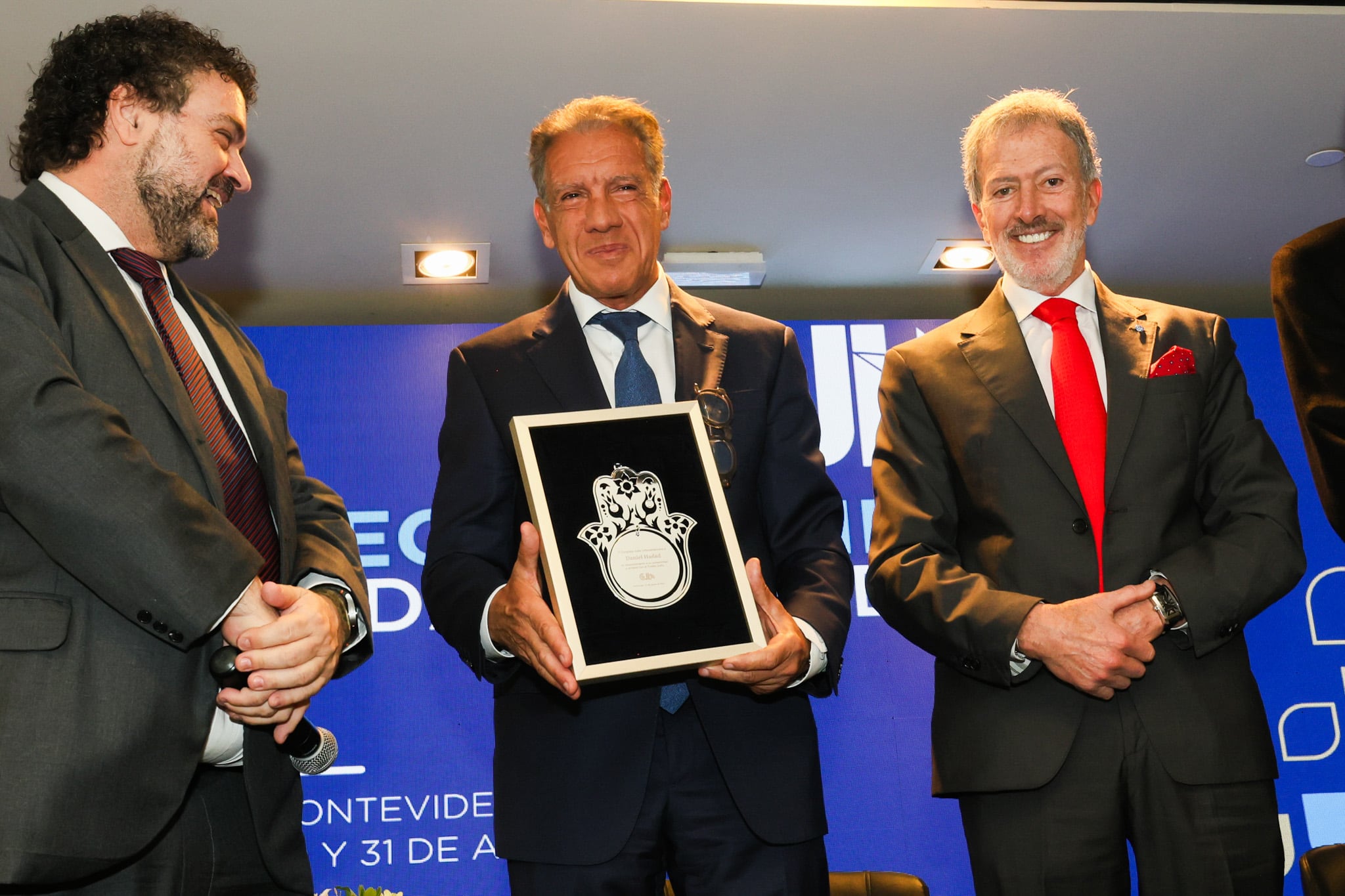 Daniel Hadad, fundador y CEO de Infobae, recibe el reconocimiento de Claudio Epelman y Jorge Knoblovits, del Congreso Judío Latinoamericano (RSfotos/focouy)