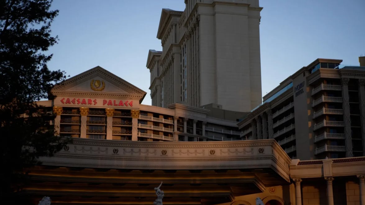 La adquisición de Caesars Entertainment por Fertitta responde a la competencia de casinos tribales, nuevas regulaciones y el crecimiento del juego online (AP)