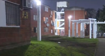 Complejo de viviendas en el que asesinaron a una mujer de 81 años en Montevideo (Captura Telemundo/canal 12)