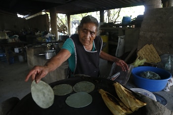 Una mujer prepara tortillas en