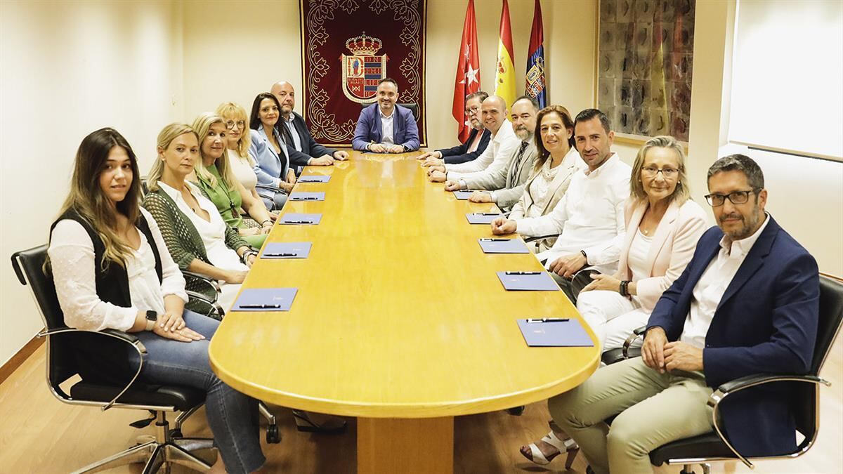 El alcalde Manuel Bautista, al fondo, con su equipo de Gobierno en Móstoles