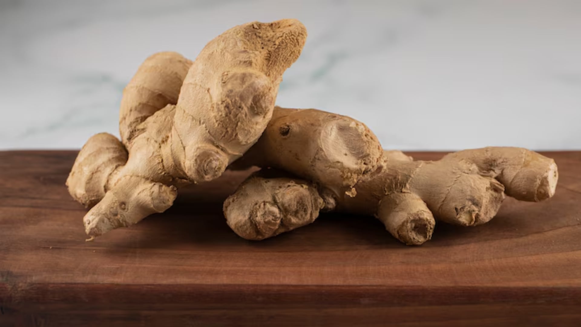 El jengibre no supera al placebo en la prevención de migrañas, aunque sí ofrece alivio en episodios agudos (Freepik)