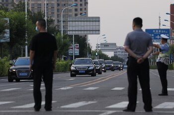 Caravana de vehículos llegan al