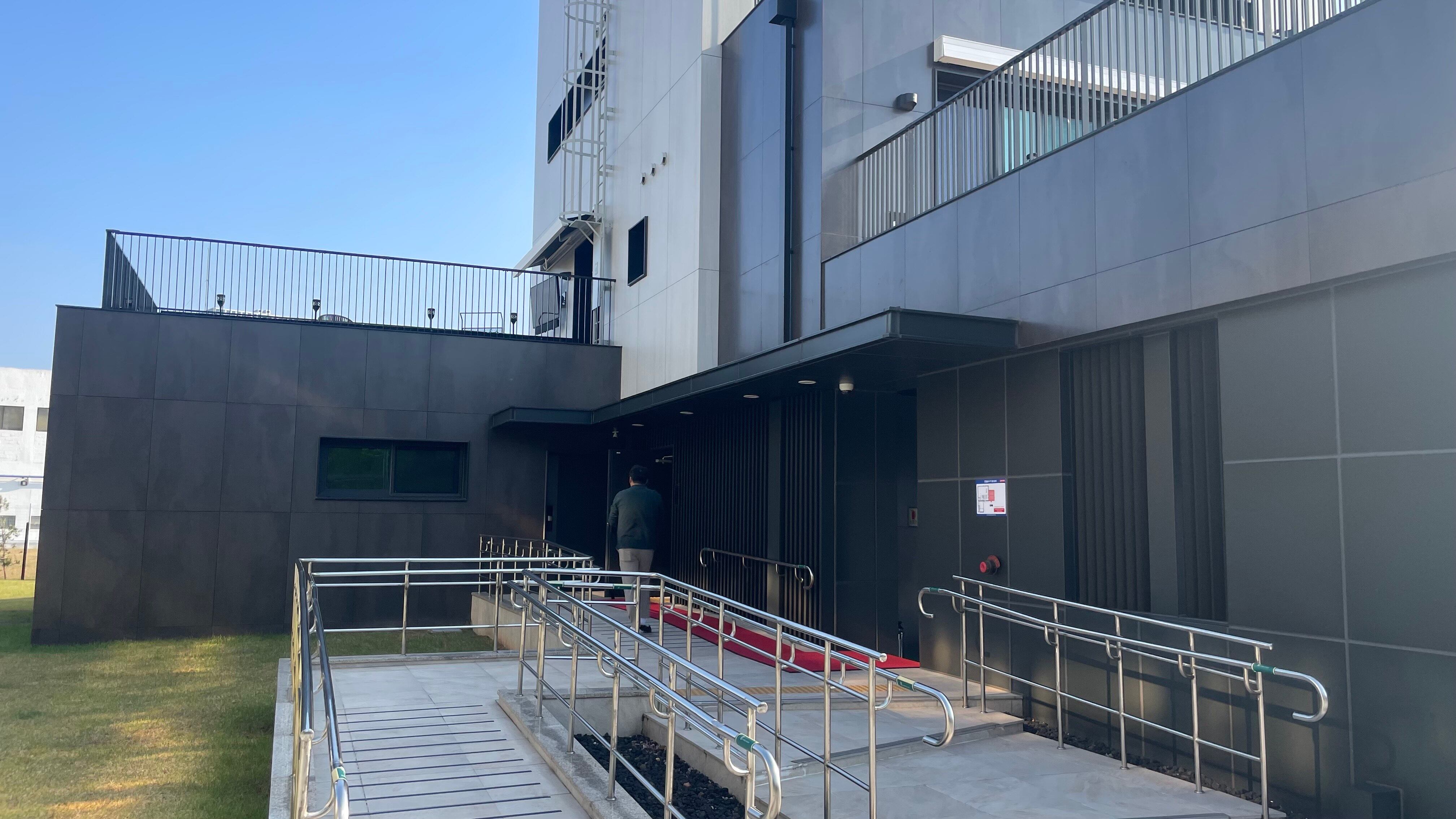 Desde el exterior hacia el interior, cada dato relevante se reporta para proteger la integridad de la vivienda y sus integrantes