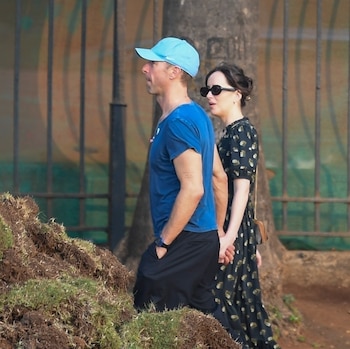 Dakota Johnson, paseando con su