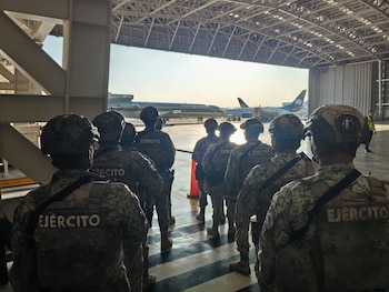 El gabinete de seguridad envió a elementos especiales para reforzar la segurdad en Sinaloa Foto: Defensa