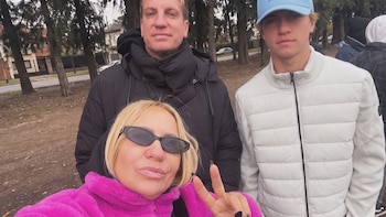 La postal familiar de Maxi López y Nora Colosimo en el partido de fútbol de Benedicto y Constantino