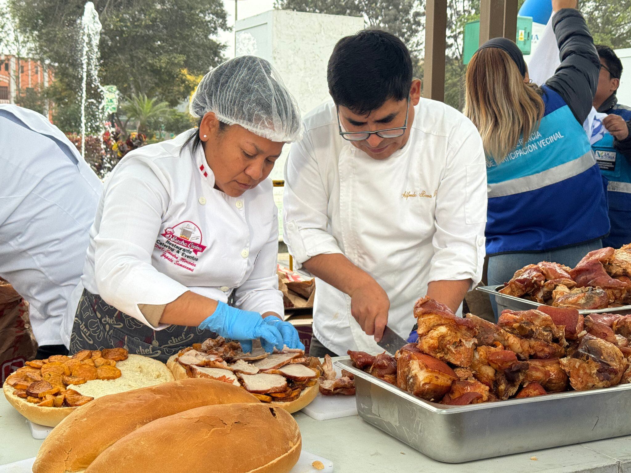 Chefs y voluntarios preparan miles de porciones de pan con chicharrón para celebrar la participación peruana en el Mundial de los Desayunos