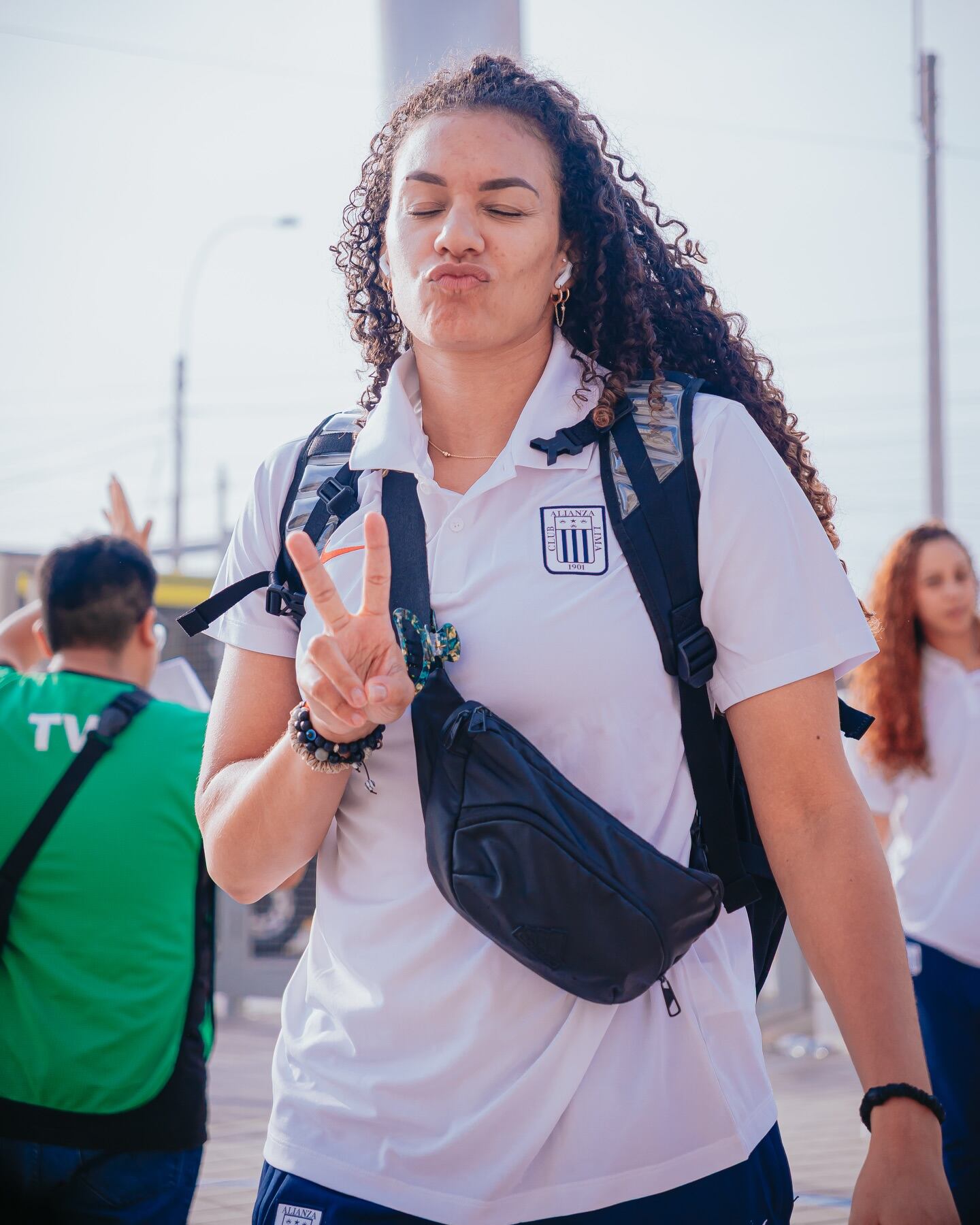 Jugadoras de Alianza llegan a Villla El Salvador