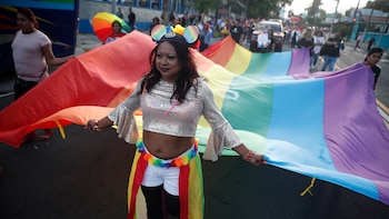 Colores y diversidad: Así se vivió la marcha del orgullo en El Salvador