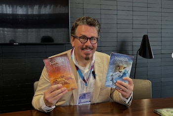 La presencia de Owen Richardson, ilustrador de la edición renovada de Las crónicas de Narnia, fue uno de los mayores atractivos de la Feria Internacional del Libro 2026 (FILBo 2026)