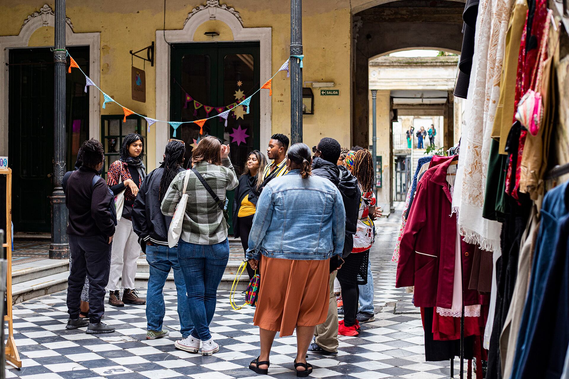 Entre un antiguo conventillo, murales, monumentos e instituciones (las paradas del tour), Julia aborda diversos aspectos de la cultura afroargentina