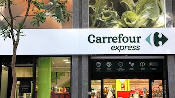 Carrefour facturó 3.107 millones en España durante el tercer trimestre, un 2,3% más, pero recorta previsiones