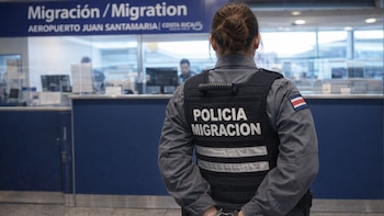 Detienen a oficial de Migración en el aeropuerto de Costa Rica por presuntamente facilitar el ingreso de extranjero vinculado a organización terrorista