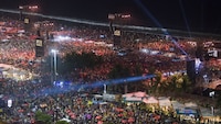 Los espectadores ya copan la playa de Copacabana, a menos de dos horas de que inicie el concierto de Shakira. - crédito Daniel Ramalho/AFP