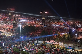 Los espectadores ya copan la playa de Copacabana, a menos de dos horas de que inicie el concierto de Shakira. - crédito Daniel Ramalho/AFP