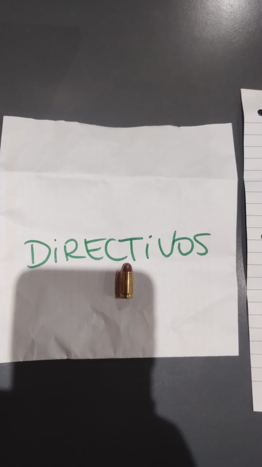 Una empleada de limpieza encontró el sobre debajo de la puerta principal de la Escuela Cristo Obrero cerca de las 6.45 del viernes