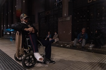 Martín tiene la pierna enyesada.