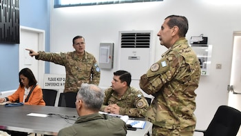 El comandante de Operaciones Conjuntas del EMCO, general de brigada Héctor Tornero, supervisó -en el terreno- el trabajo y la manera en que las Fuerzas Armadas argentinas proyectan al país en el escenario internacional. Aguirre fue el responsable de transmitirle los detalles de las tareas que llevan adelante (Foto: Marcelo Gasparini-EMCO)
