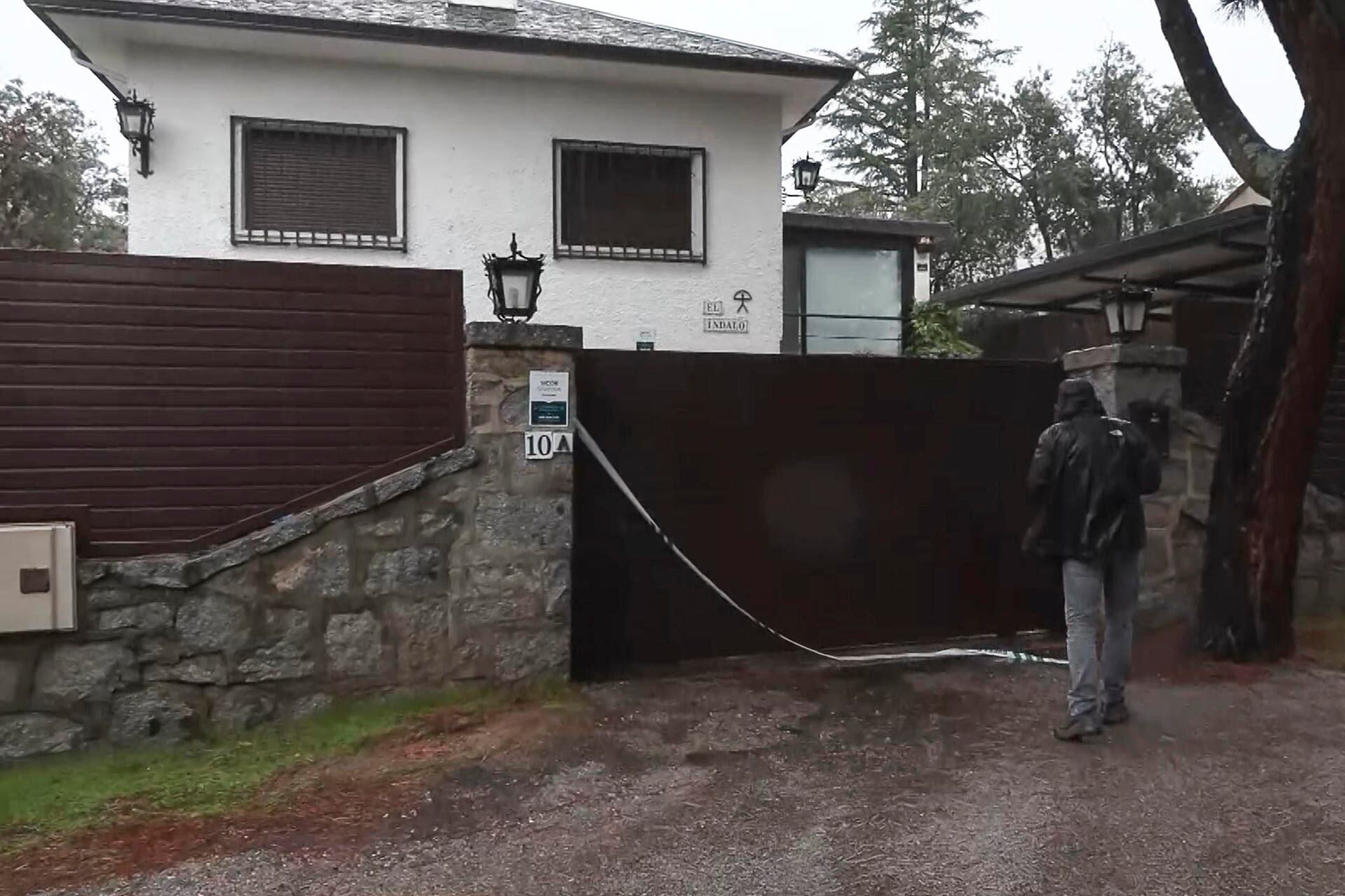 Vista del exterior del chalet del matrimonio hallado sin vida situado en Alpedrete, Madrid (EFE/Alberto Lozano)