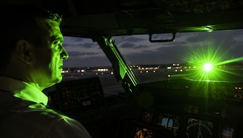 Las autoridades advierten que apuntar un láser hacia una aeronave puede afectar la visión de los pilotos durante maniobras críticas de despegue y aterrizaje. Crédito: AERIS