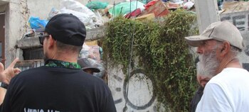 El hombre está mentalmente sano.