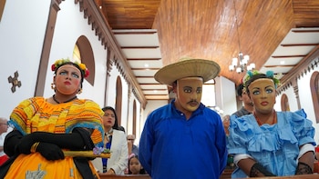 Artistas nicaragüenses asisten a un homenaje, por las víctimas de 2018 en Nicaragua, este domingo, en San José (Costa Rica). Organizaciones humanitarias de Nicaragua en el exilio recordaron en una misa las más de 300 víctimas de las protestas de 2018 contra el Gobierno nicaragüense que preside Daniel Ortega junto con su esposa y vicepresidenta, Rosario Murillo, y que este fin de semana cumplen ocho años. EFE/ Donaldo Hernández