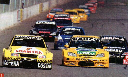 Una postal de los primeros tramos: Esteban Tuero (VW Polo) y Juan Manuel Silva (Honda Civic) llegando a uno de los curvones (Archivo Revista Campeones)