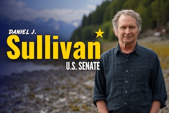 Un hombre de cabello gris y camisa azul posa sobre un fondo borroso de montañas y costa rocosa, con el texto "Daniel J. Sullivan, U.S. Senate" y una estrella amarilla