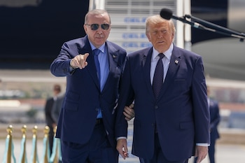 El presidente turco Recep Tayyip Erdogan (izquierda) da la bienvenida al presidente estadounidense Donald Trump, quien realizó una visita oficial al país antes de la Cumbre de la OTAN de 2026 en Ankara, Turquía (EFE/EPA/OSMANCAN GURDOGAN)