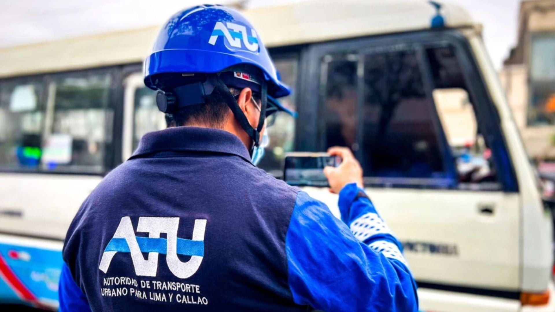 El Día del Fiscalizador de la ATU, celebrado el 23 de octubre, rinde homenaje a quienes velan por la legalidad y el buen servicio en el transporte público urbano de Lima y Callao. (Andina)