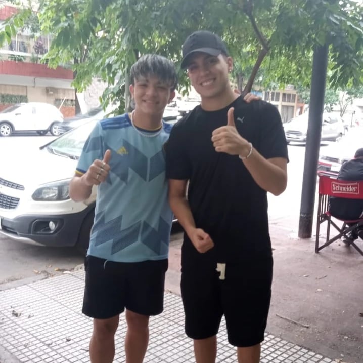 El Changuito Zeballos, en la vereda del bodegón