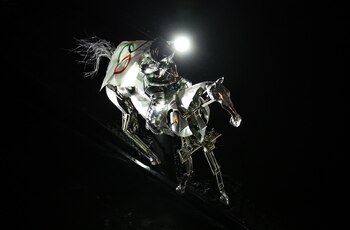 Una mujer montando un caballo